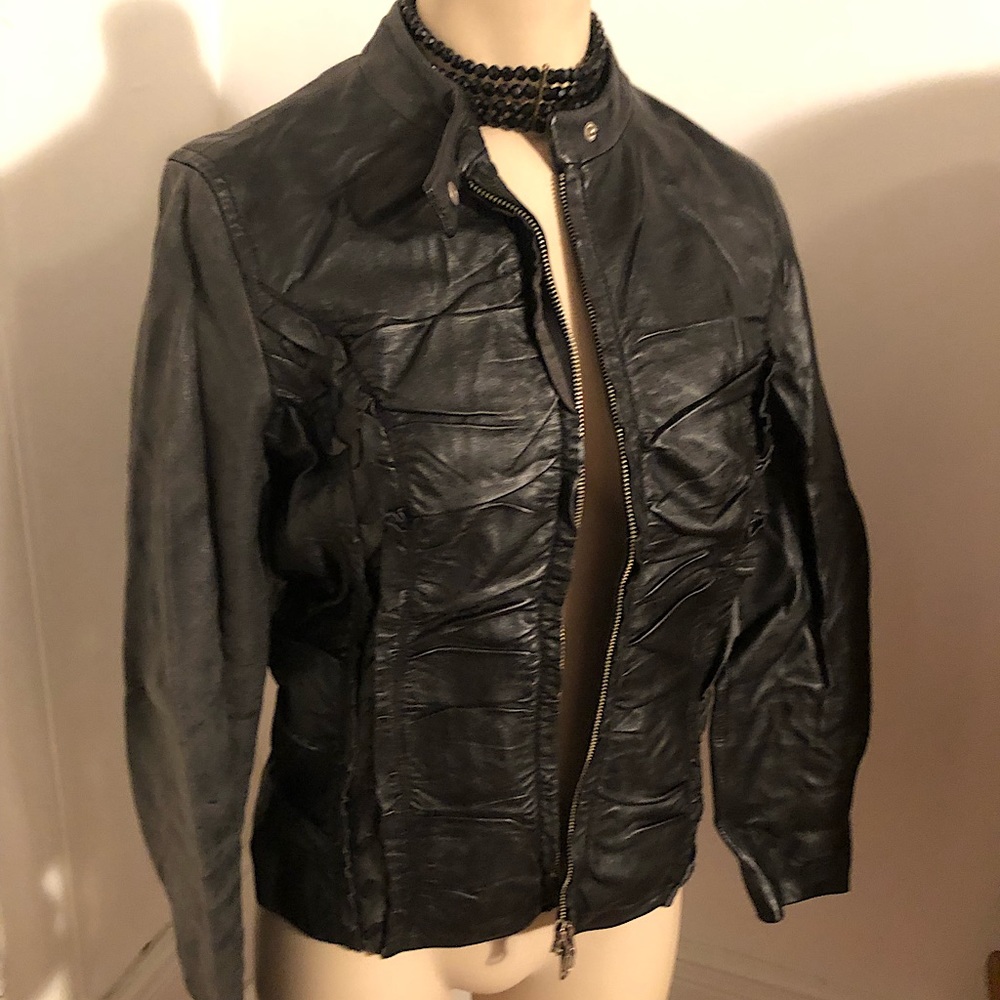 Gorgeous black leather jacket w/ ruffle seam details - Sz 6